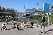 Vergesslichkeit und andere Fehler werden mit je 30 Burpees (=Liegestützsprung) "belohnt", die es zu absolvieren gilt (©Foto:Martin Schmitz)